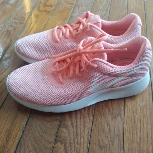 🚫SOLD 🚫 NEW Nike Sneakers - Picture 6 of 8